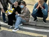 武汉被撞小学生妈妈,武汉被撞小学生母亲坠楼身亡，网络暴力与冷漠的代价”