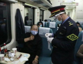 娱乐吃瓜酱坐火车,跟随吃瓜酱一起吃瓜观景